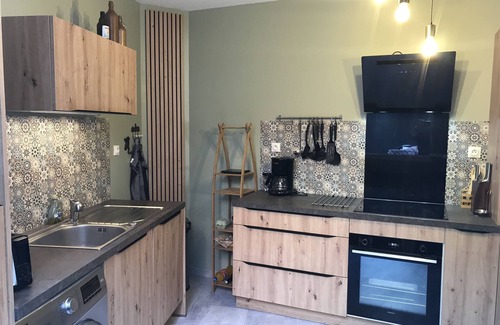 Boulogne-sur-Mer House | Holiday Home 'Maison Familiale Proche Mer' with Private Terrace and Wi-Fi