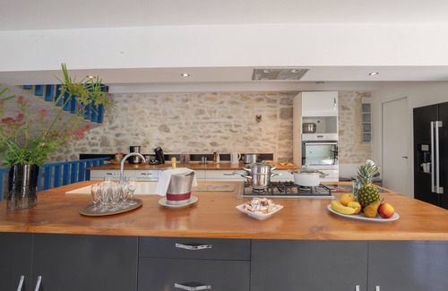 La Touche House | Holiday Home 'Magnifique' with Mountain View, Wi-Fi and Air Conditioning