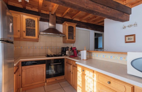 Arcizans-Avant House | Holiday Home 'Maison Anthian' with Private Terrace, Private Garden and Wi-Fi