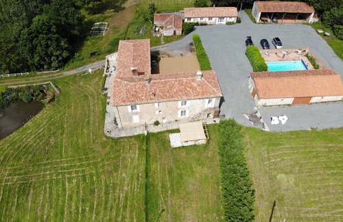 La Jaudonniere House | Holiday Home 'Maison Familiale Avec Piscine' with Private Pool, Private Terrace and Wi-Fi