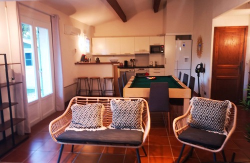 Plage de la Garonnette House | Holiday Home 'Maison A 130m De La Plage' with Shared Pool, Wi-Fi and Air Conditioning