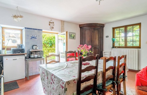 Pornic House | Holiday Home 'Maison De Charme - 400m Plage' with Private Terrace, Private Garden and Wi-Fi