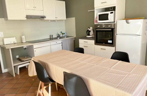 Rions House | Holiday Home 'Maison De Campagne' with Private Terrace, Shared Garden and Wi-Fi