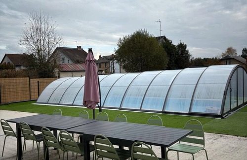 Messeix House | Holiday Home 'Maison De Vacances' with Private Pool, Private Garden and Wi-Fi
