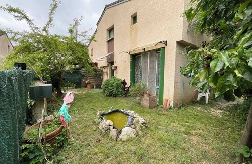 Pradines House | Holiday Home 'Maison De Vacances Pradines' with Private Garden