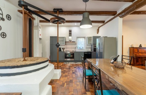 Avignon House | Holiday Home 'Maison En Campagne' with Shared Pool, Wi-Fi and Air Conditioning