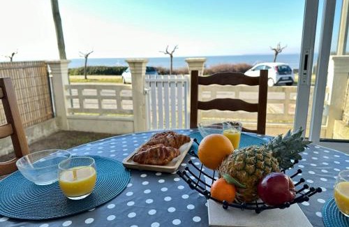 Tharon-Plage House | Holiday Home Maison Front de Mer by Interhome