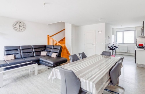 Dunkerque Centre House | Holiday Home 'Maison T4' 300m From the Beach with Private Terrace, Garden and Wi-Fi