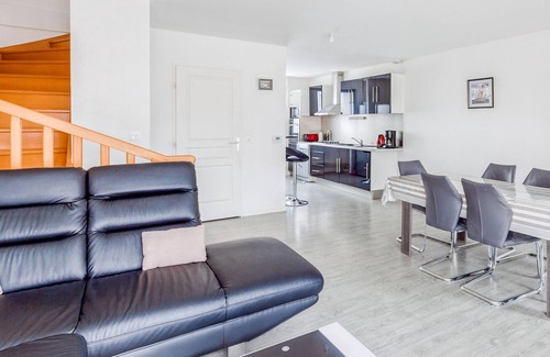Dunkerque Centre House | Holiday Home 'Maison T4' 300m From the Beach with Private Terrace, Garden and Wi-Fi
