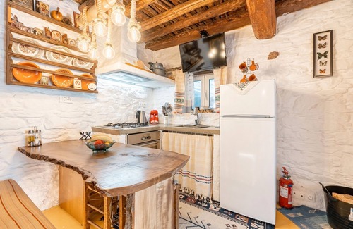 Embonas House | Holiday Home 'Mannas House 2' with Mountain View, Wi-Fi and Air Conditioning