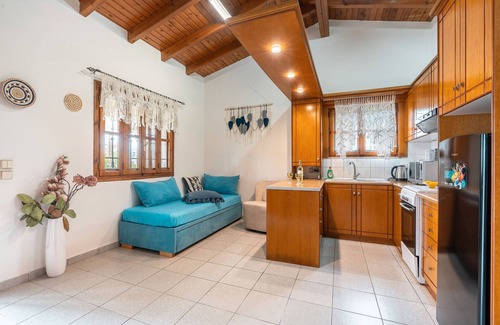Theologos House | Holiday Home 'Mb Luxury House' with Sea View, Wi-Fi and Air Conditioning