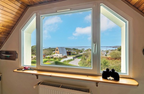 Camaret-sur-Mer House | Holiday Home "Meublé de Tourisme Acanthe" with Sea View, Private Terrace & Wi-Fi