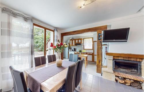 Mesnil-Saint-Pere House | Holiday Home Mesnil St Pere Cottages De Port