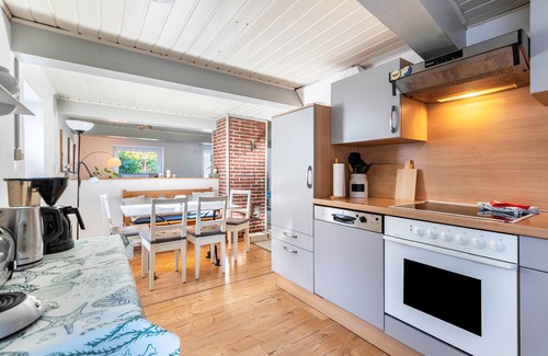Meldorf House | Holiday Home 'Möwennest Meldorf' with Private Terrace, Private Garden and Wi-Fi