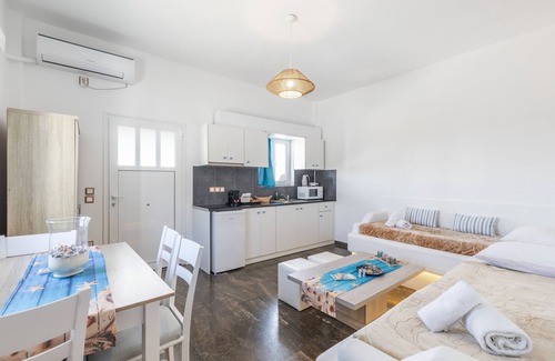Ano Mera House | Holiday Home 'Mykonian Breeze Deluxe Junior Suite' with Mountain View, Wi-Fi and Air Conditioning
