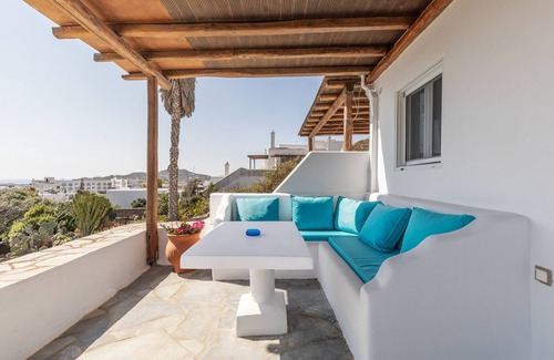 Ano Mera House | Holiday Home 'Mykonian Breeze Deluxe Junior Suite' with Mountain View, Wi-Fi and Air Conditioning