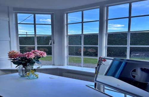 Tring House | Holiday Home near Beaches & Cafes, UK