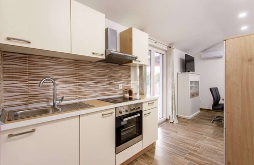 Neoric House | Holiday Home Neoric with Heated Pool