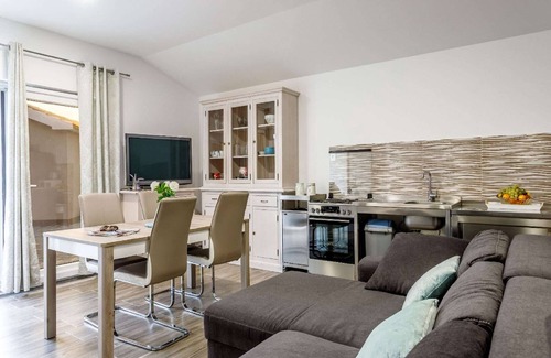 Neoric House | Holiday Home Neoric with Heated Pool