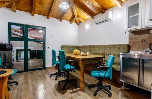 Neoric House | Holiday Home Neoric with Heated Pool
