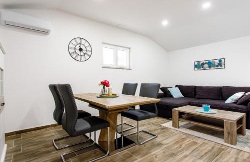 Neoric House | Holiday Home Neoric with Heated Pool