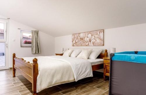 Neoric House | Holiday Home Neoric with Heated Pool