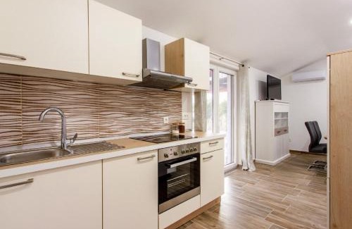 Neoric House | Holiday Home Neoric with Heated Pool