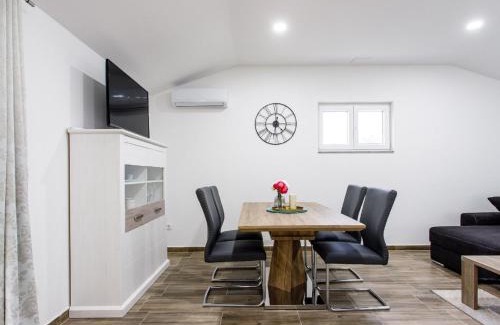 Neoric House | Holiday Home Neoric with Heated Pool