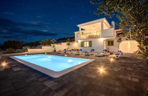 Splitska House | Holiday Home Nono Ante with heated pool