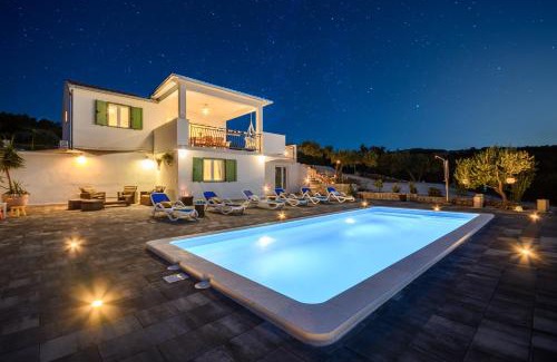 Splitska House | Holiday Home Nono Ante with heated pool