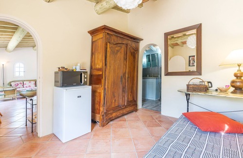 Bonnieux House | Holiday Home 'Orangerie' with Mountain View, Shared Terrace and Wi-Fi