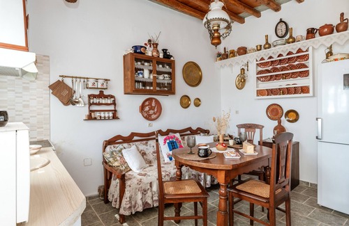 Sifnos House | Holiday Home 'Penny's House' with Mountain View, Wi-Fi and Air Conditioning