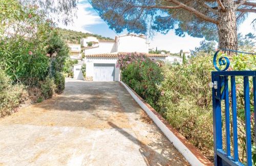 El Mas Fumats House | Holiday Home People I by Interhome
