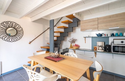 Chaillevette House | Holiday Home 'Porche Bis' with Private Garden and Wi-Fi