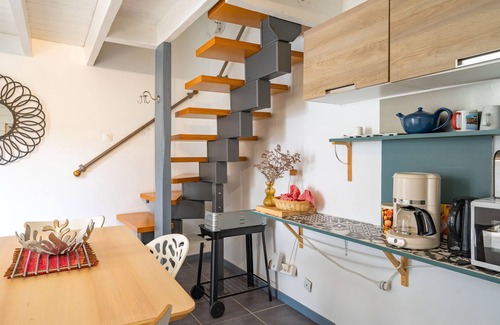 Chaillevette House | Holiday Home 'Porche Bis' with Private Garden and Wi-Fi