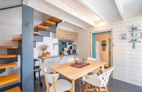 Chaillevette House | Holiday Home 'Porche Bis' with Private Garden and Wi-Fi
