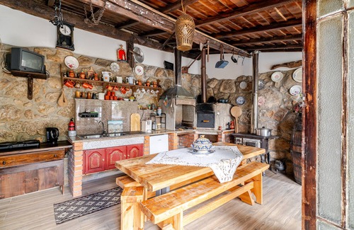 Celorico de Basto House | Holiday Home 'Real De Cima' with Mountain View, Wi-Fi and Air Conditioning
