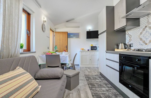 San Teodoro House | Holiday Home 'Residenza La Perla' with Air Conditioning