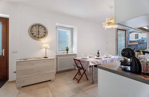 Comero House | Holiday Home 'Residenza Jasmine Grey Apartment' with Private Garden and Wi-Fi
