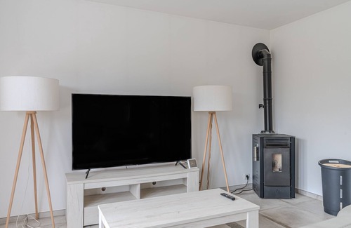 Onesse-et-Laharie House | Holiday Home 'Rosa' with Shared Terrace, Private Garden and Wi-Fi