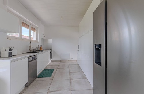 Onesse-et-Laharie House | Holiday Home 'Rosa' with Shared Terrace, Private Garden and Wi-Fi