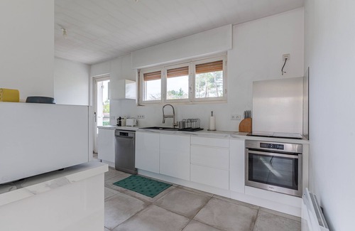 Onesse-et-Laharie House | Holiday Home 'Rosa' with Shared Terrace, Private Garden and Wi-Fi