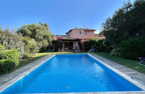 Punta De Su Turrione House | Holiday Home 'Rosa' with Private Pool, Wi-Fi and Air Conditioning