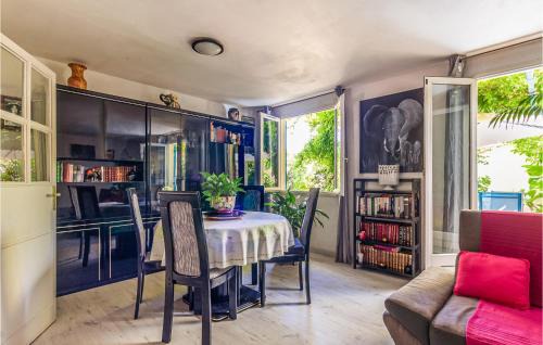 La Crau House | Holiday Home Rue De Chardonnerets