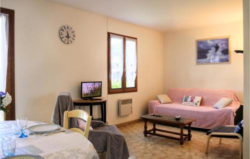 Pirou House | Holiday Home Rue De Seychelles