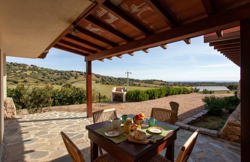Siniscola House | Holiday Home 'S'ena E Mammai' with Sea View, Garden, Terrace and Wi-Fi