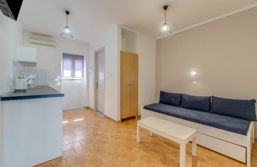 Kavos House | Holiday Home 'Sandy Beach House - Ground Floor' with Shared Terrace, Wi-Fi and Air Conditioning