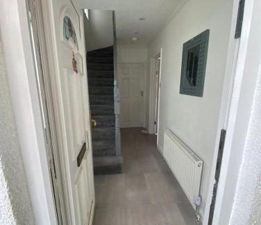 North Greenford House | Holiday Home Short Distance from Heathrow Airport and Central London