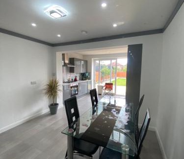 North Greenford House | Holiday Home Short Distance from Heathrow Airport and Central London