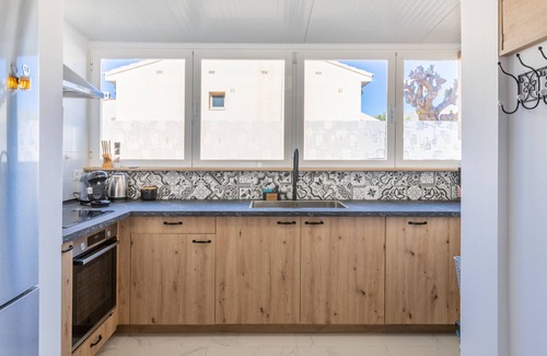 Coveta Fuma House | Holiday Home 'Sol Y Sombra' with Shared Pool, Wi-Fi and Air Conditioning